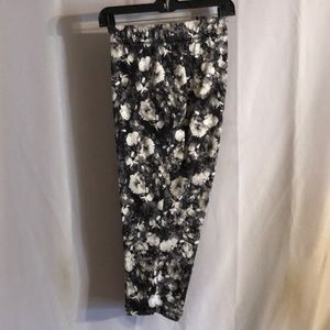 22/24  black and white floral leggings